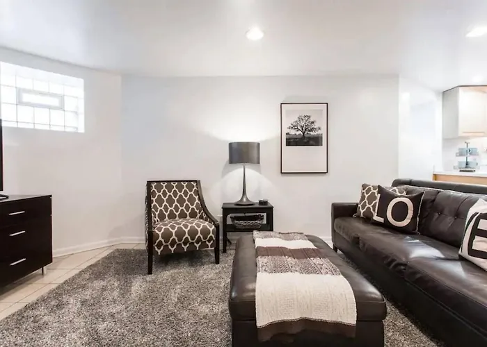 The Wrigleyville Garden 200 Steps To Wrigley-2br