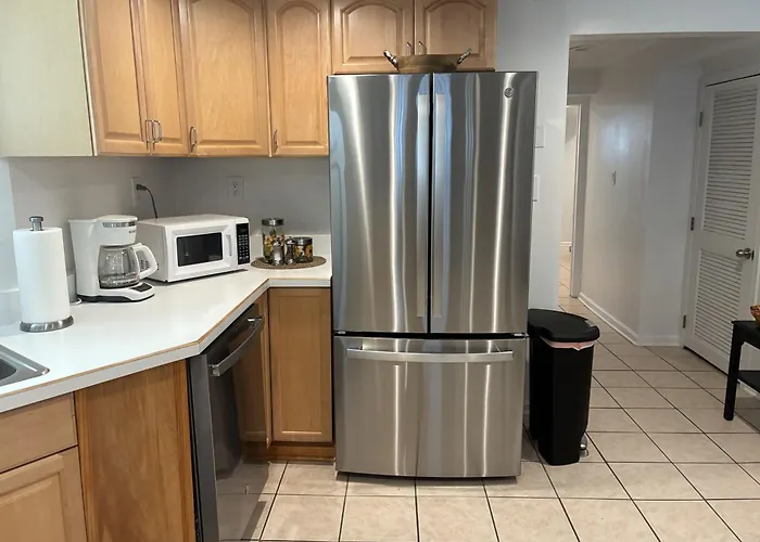 The Wrigleyville Garden 200 Steps To Wrigley-2br *