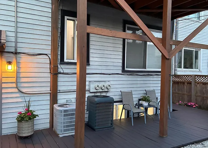 The Wrigleyville Garden 200 Steps To Wrigley-2br * Chicago