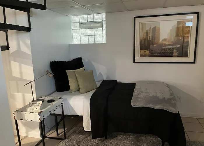 The Wrigleyville Garden 200 Steps To Wrigley-2br *