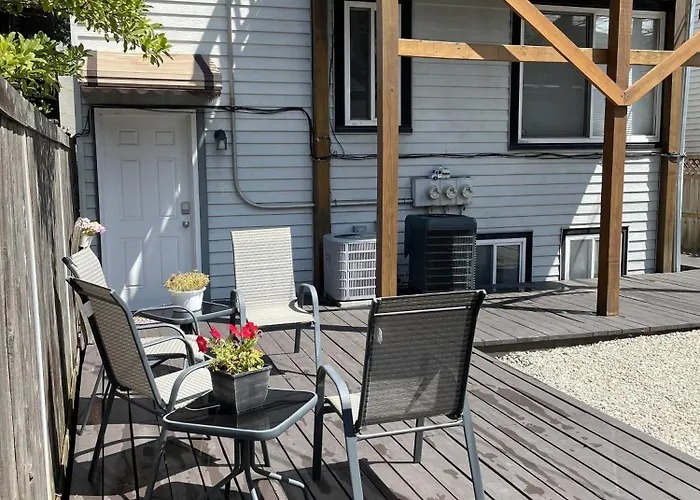 The Wrigleyville Garden 200 Steps To Wrigley-2br